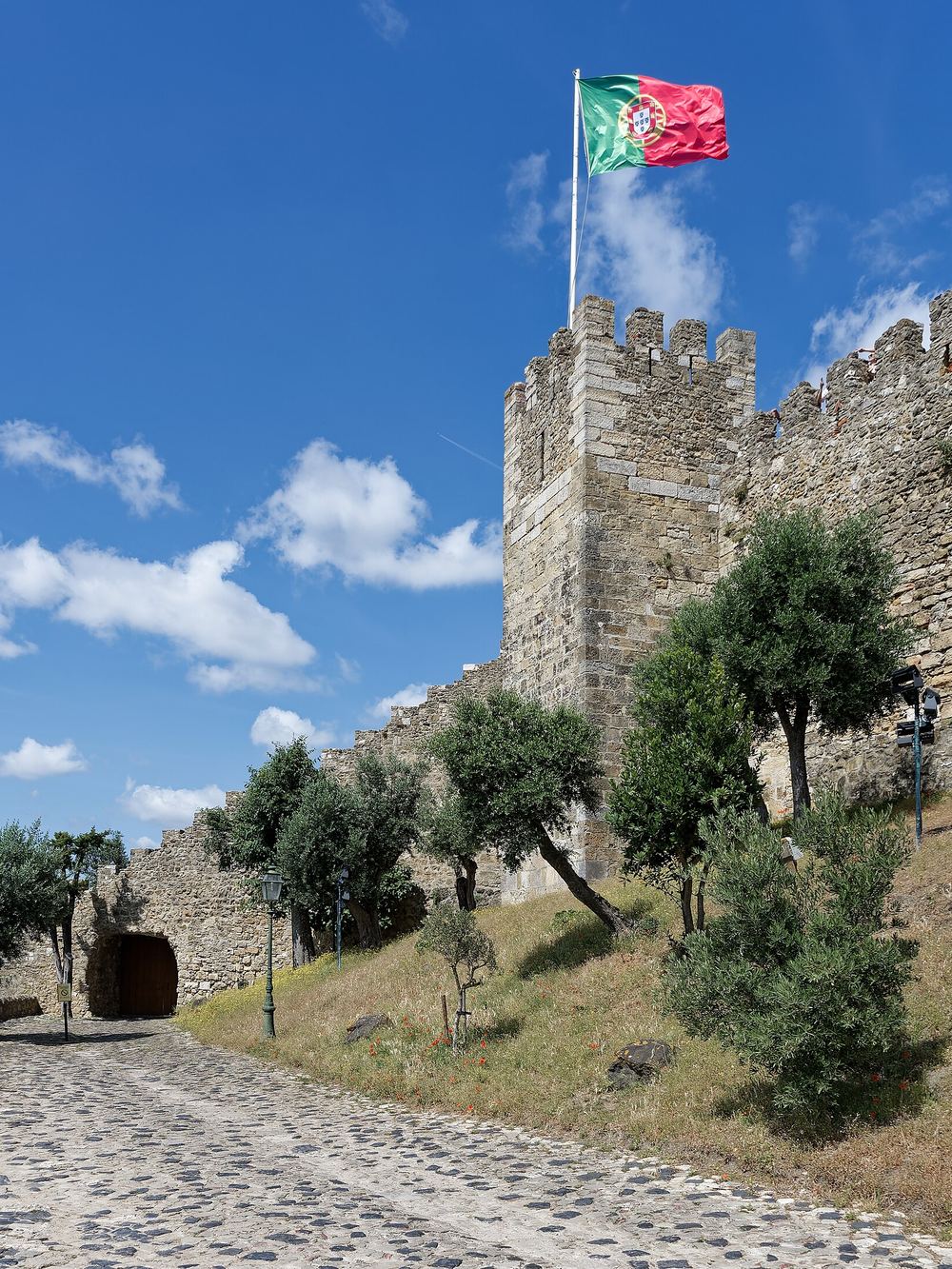 Die Mauern der Burg São Jorge auf dem Hügel
