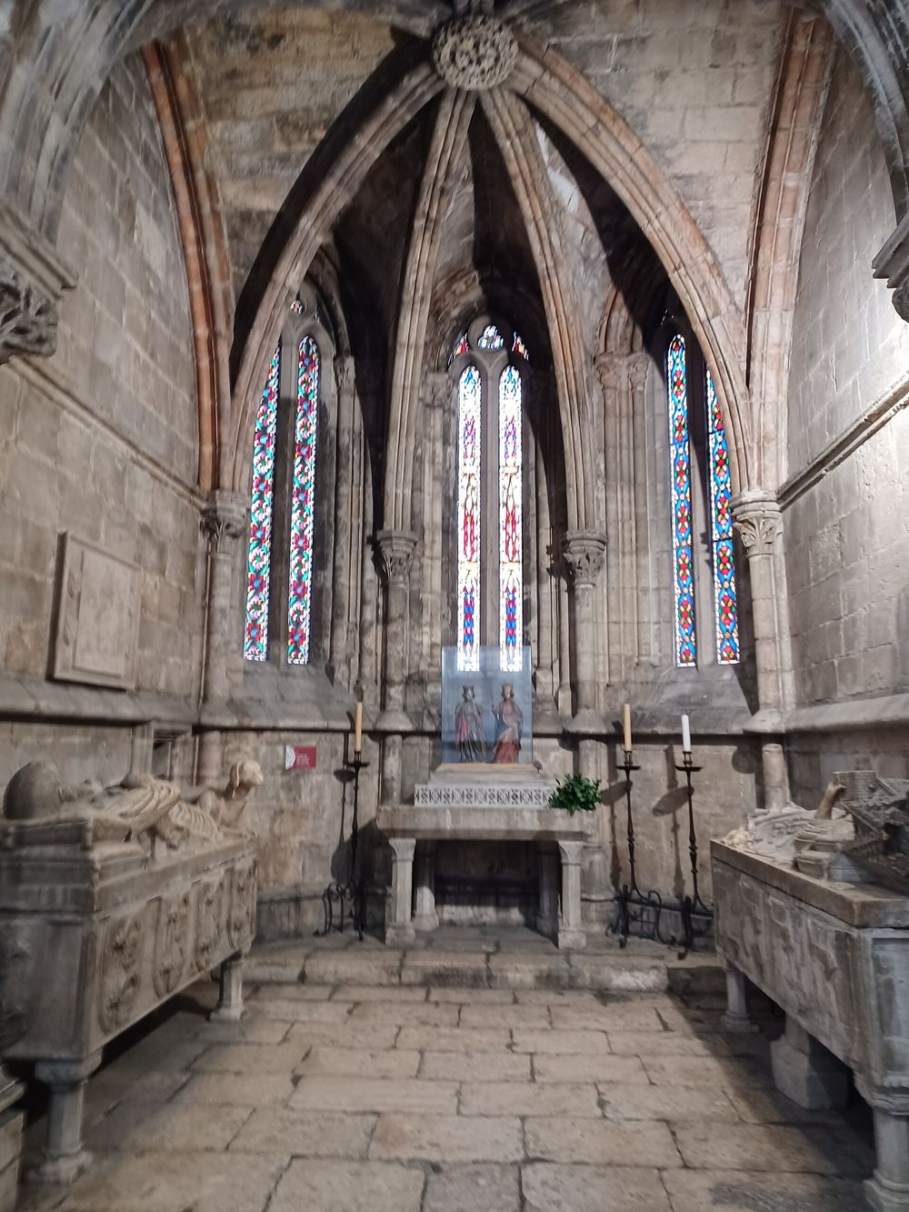 Eine gotische Kapelle mit Steingräbern im Chorumgang der Kathedrale von Lissabon