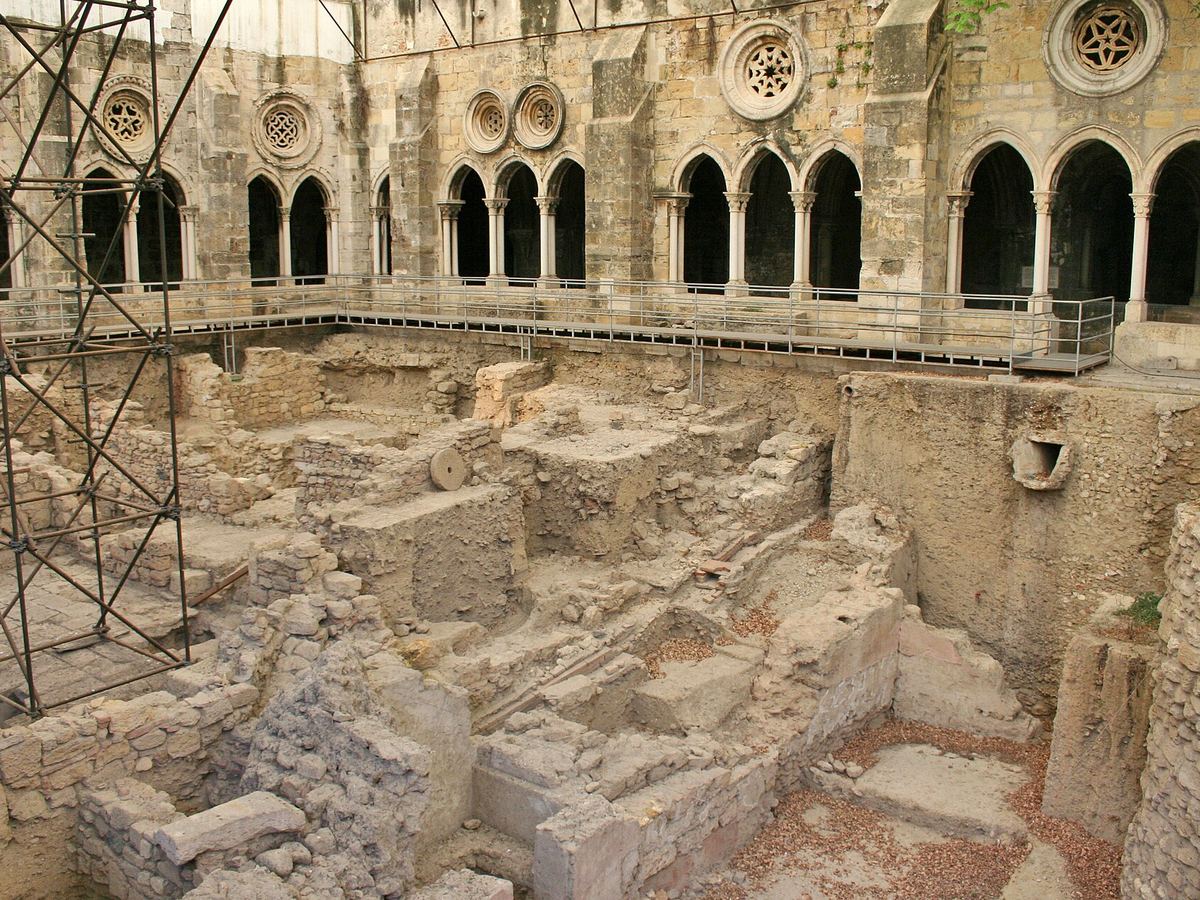 Archäologische Ausgrabungen im Kreuzgang der Kathedrale von Lissabon