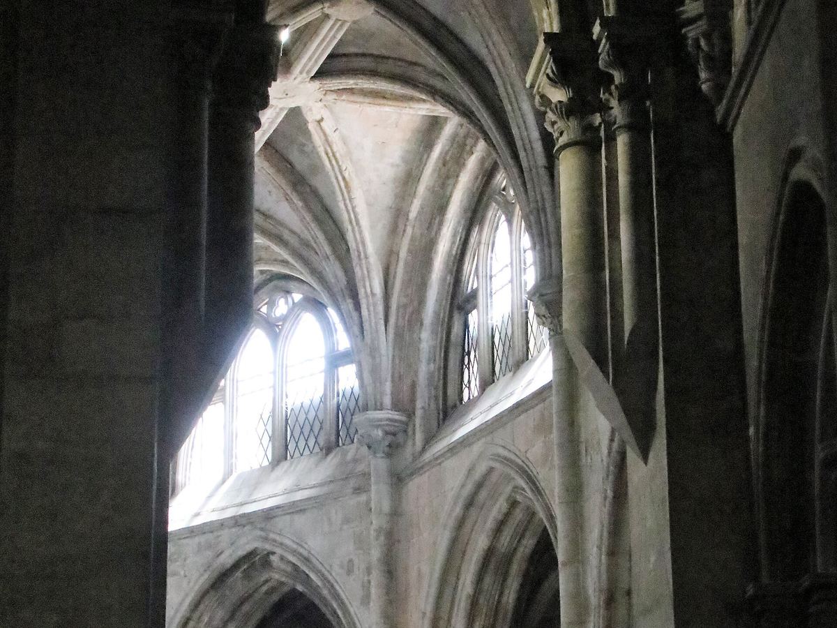 Gotische Gewölbe und Fenster im Chorumgang der Kathedrale von Lissabon