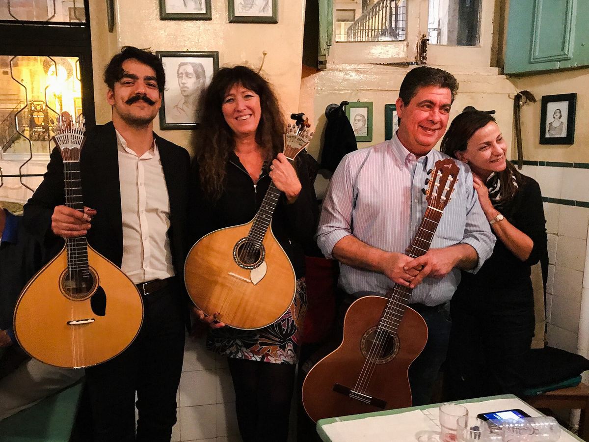 Fado-Sänger und Gitarristen in einer kleinen Lissabonner Taverne