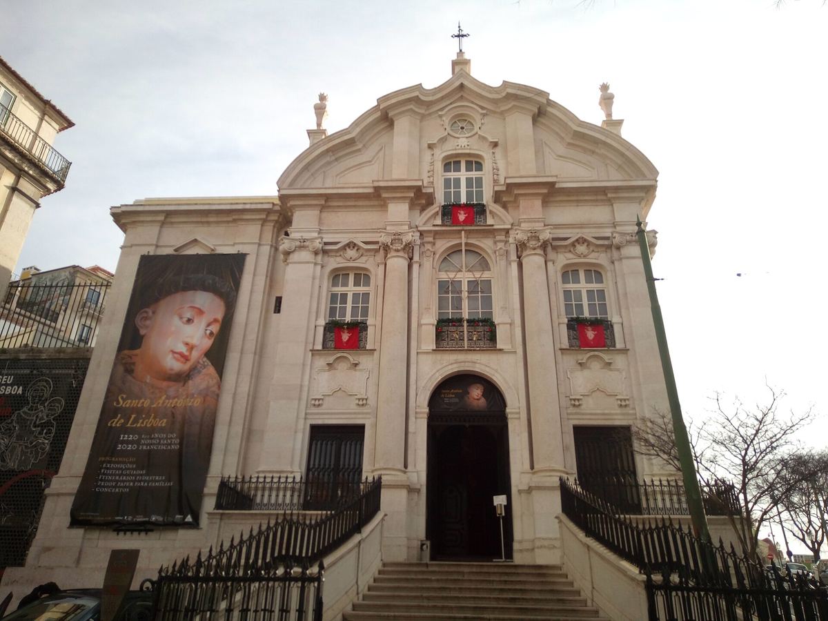 Die Barockfassade der Kirche des heiligen Antonius in Lissabon
