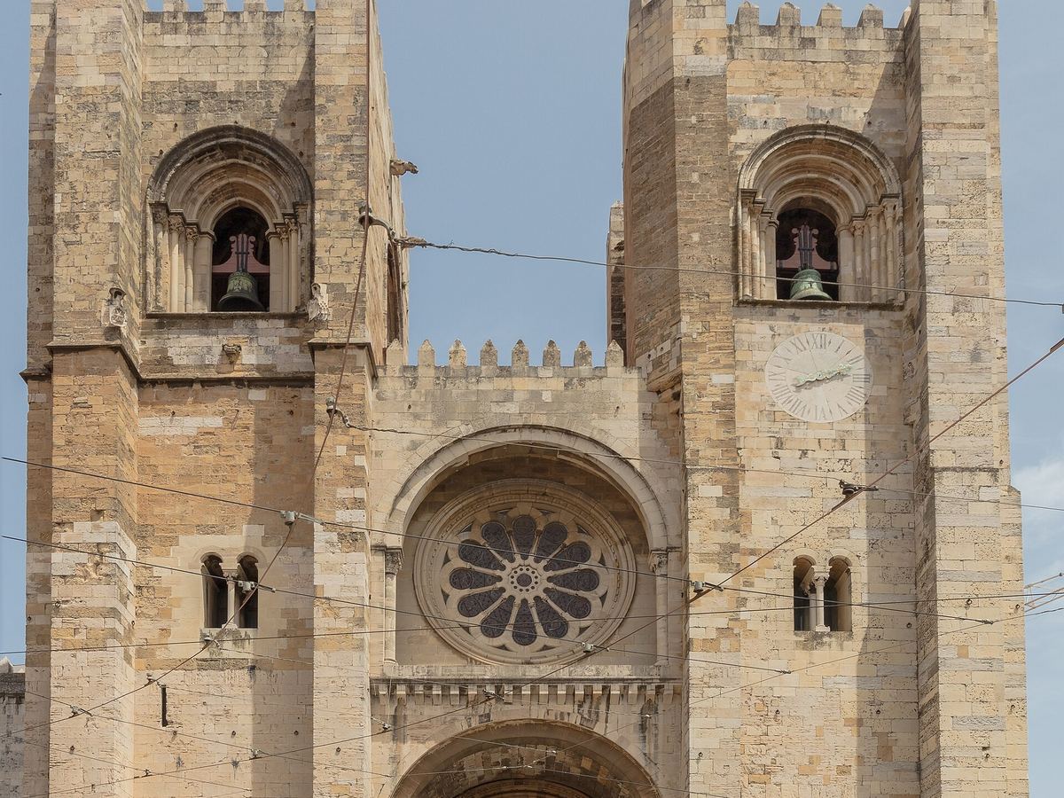 Die Zwillingstürme und die Rosette der Kathedrale von Lissabon