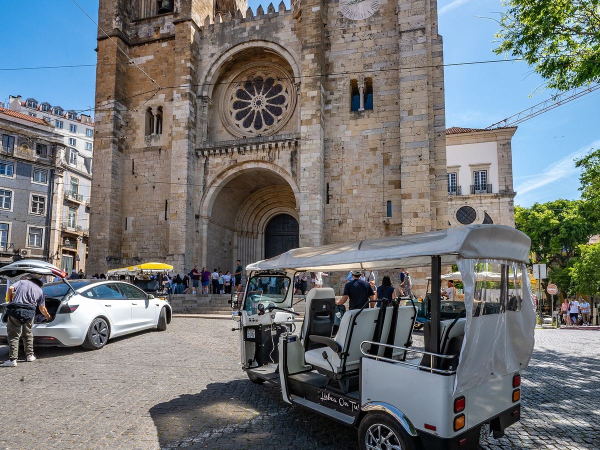 Ein Tuk-Tuk parkt vor der Kathedrale von Lissabon