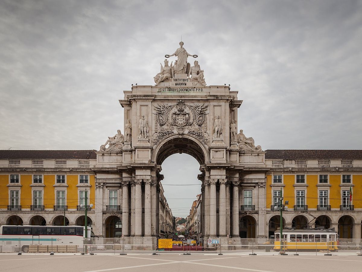 Der Rua Augusta Bogen am Praça do Comércio